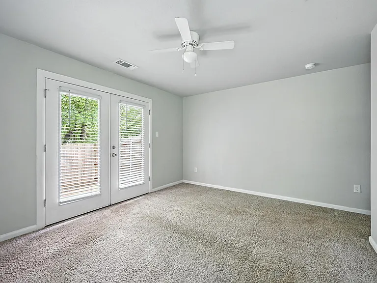 910 N Throckmorton St — Photo 12