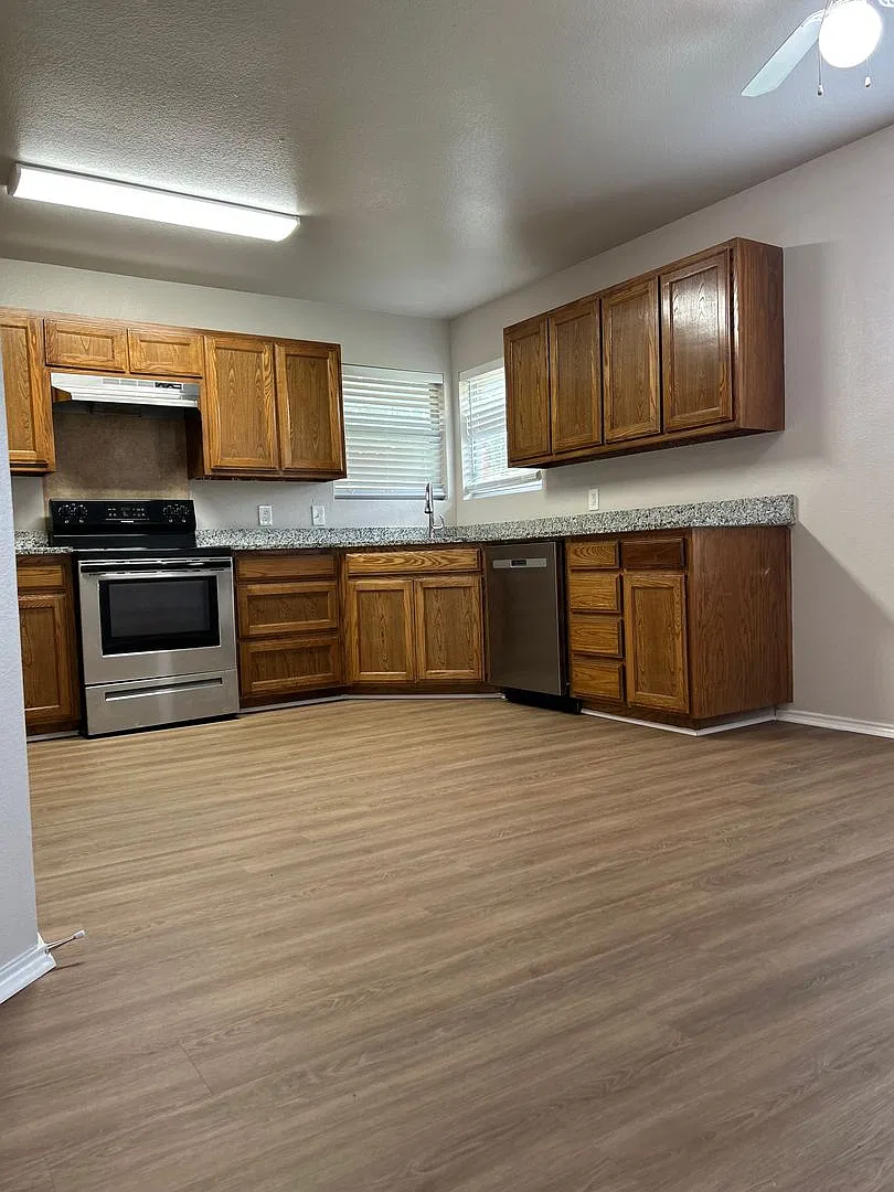 Spacious Home With Open Concept And Large Backyard — Photo 2