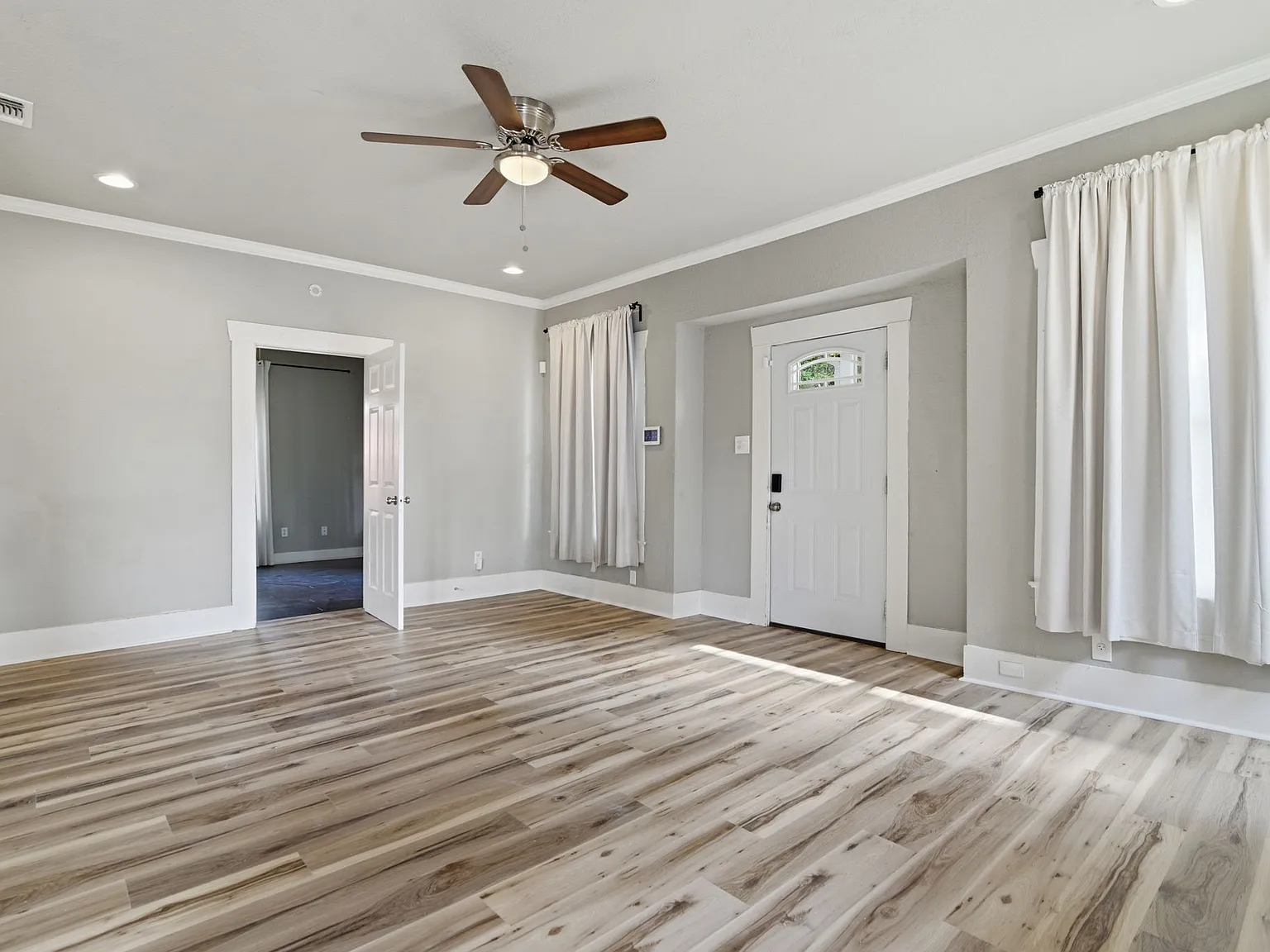 1629 W Woodlawn Ave — Photo 4