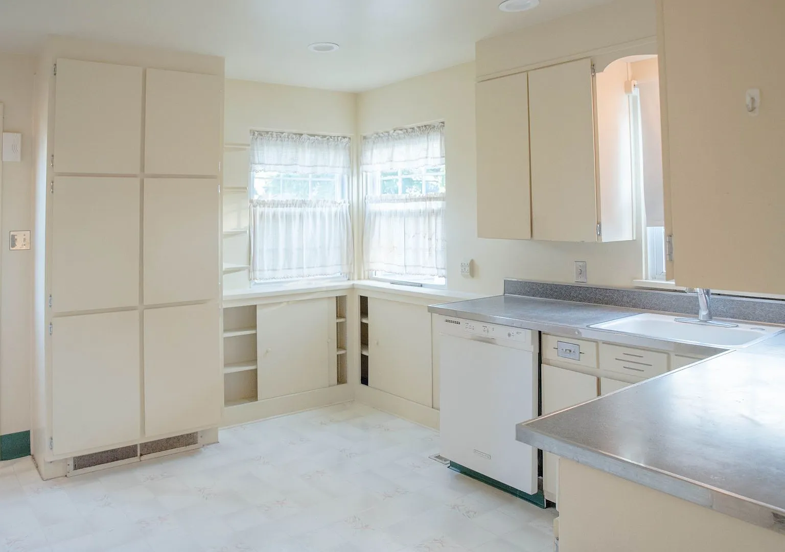 Spacious 4 Bedroom, 2 Bathroom Home with Detached Garage, Walking Distance to Ball State Campus! — Photo 2