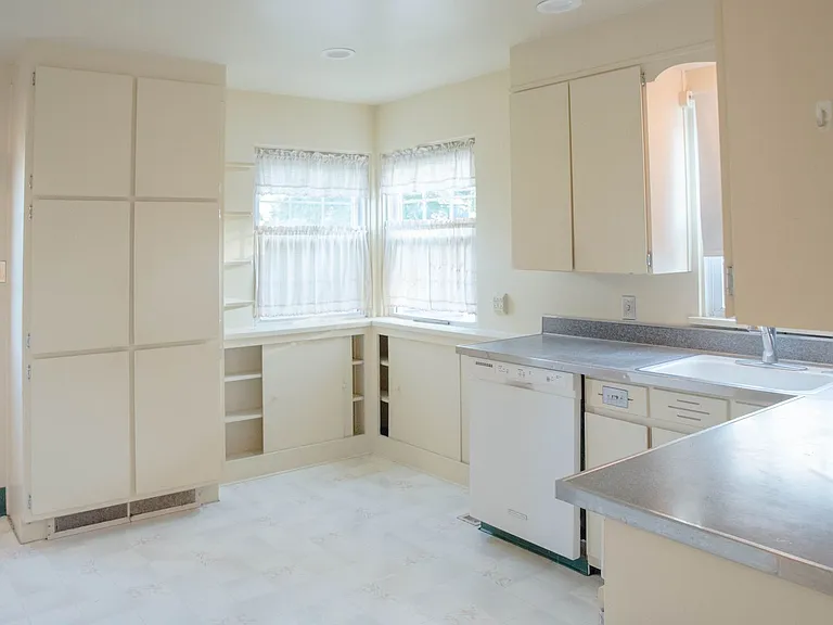 1312 N Woodridge Ave — Photo 2