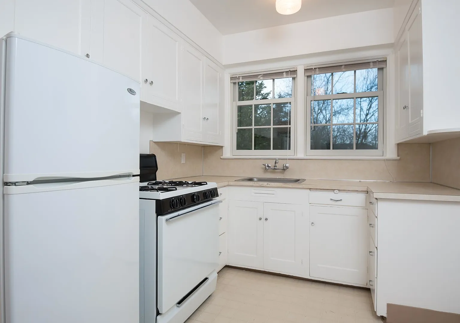 Hollywood Buzz Is Vintage 1 Bedroom — Photo 1