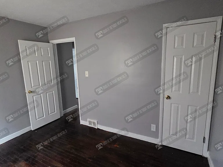 19335 Plainview Ave — Photo 10