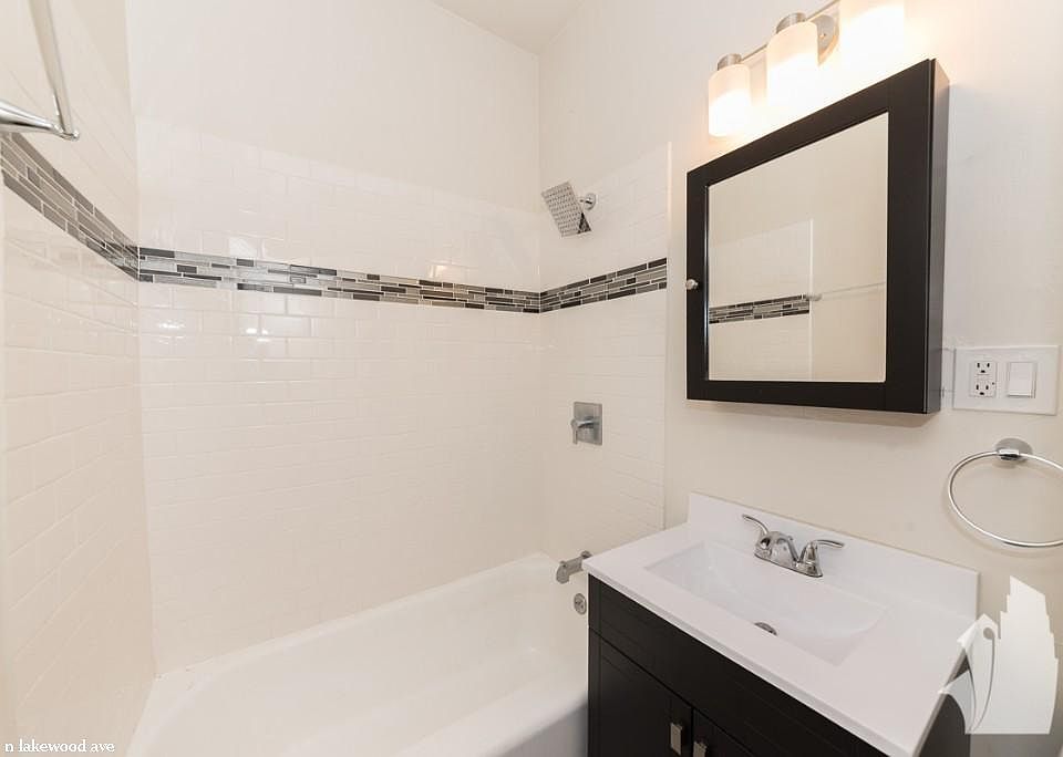 1st image of 3323 N Lakewood Ave #817