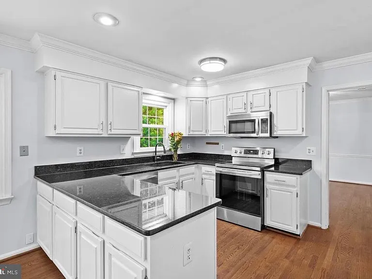 25 Whittingham Cir — Photo 10
