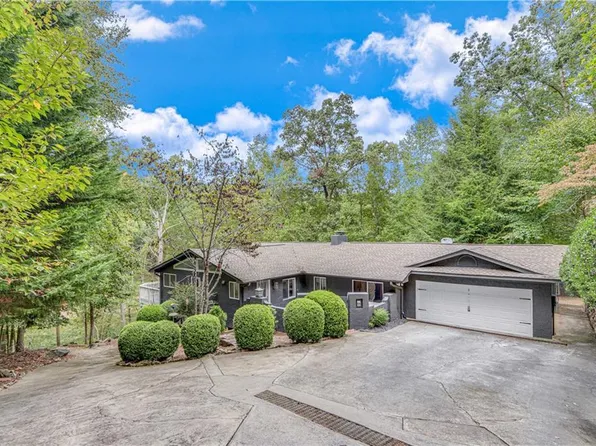 5914 Stuart Dr, Flowery Branch, GA 30542
