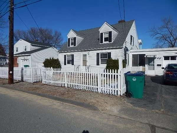 5 bed, 1761 sqft, $3,200 — Photo 4