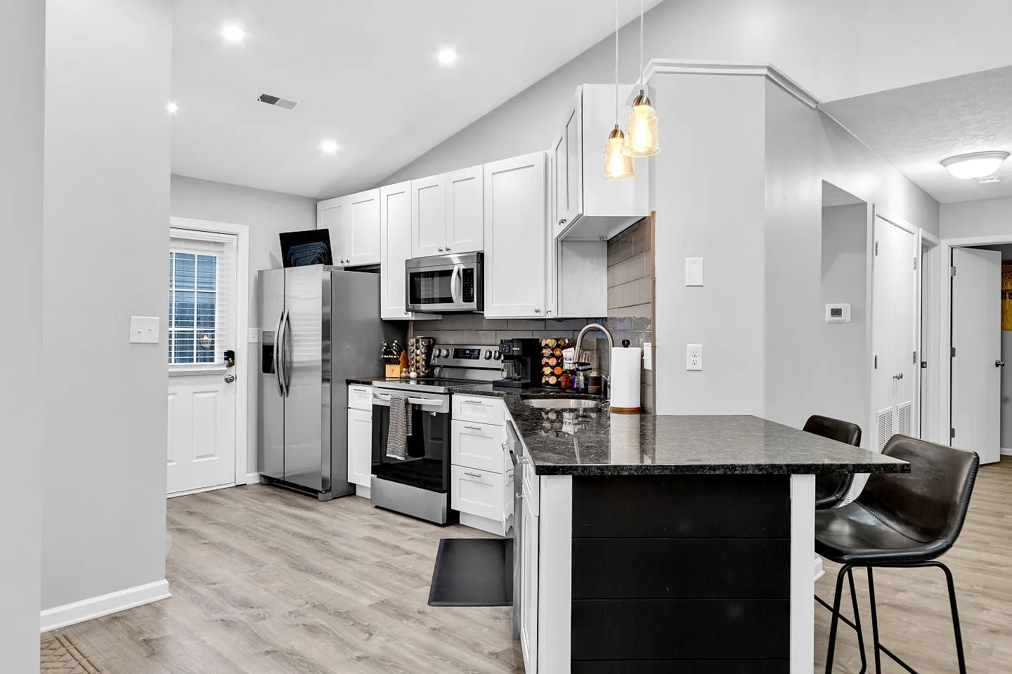 3 bed, $4,200 — Photo 4