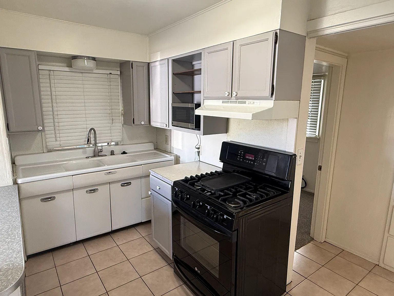 1 bed, 900 sqft, $1,200 — Photo 4