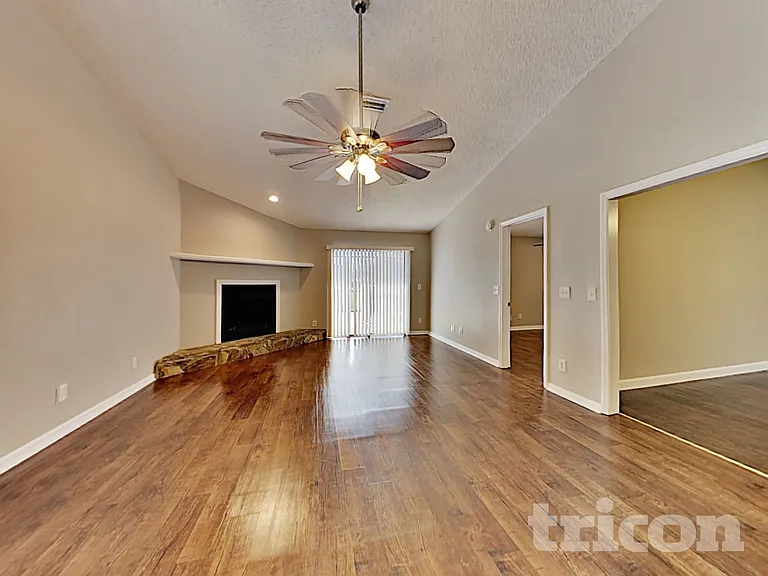 2025 Helm Ln — Photo 12