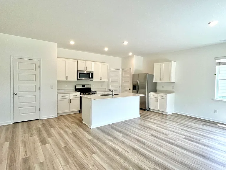 889 Parkside Blvd — Photo 2