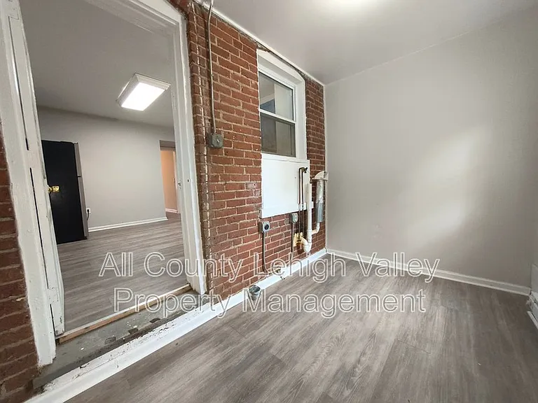339 W Lincoln St — Photo 11