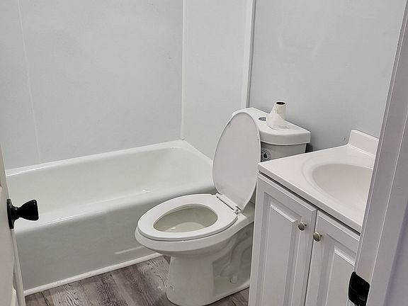 4th image of 27 Squires Ave #4