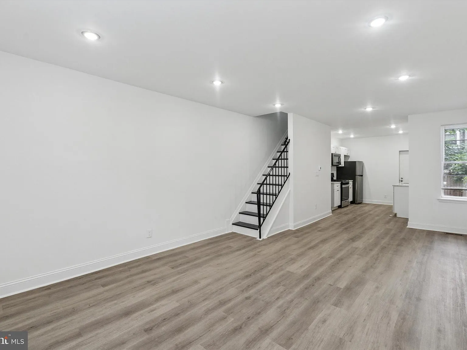 3 bed, 862 sqft, $1,700 — Photo 2