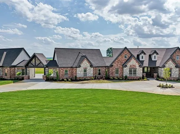 1050 Twin Silos Ln, Orchard Farm, MO 63301