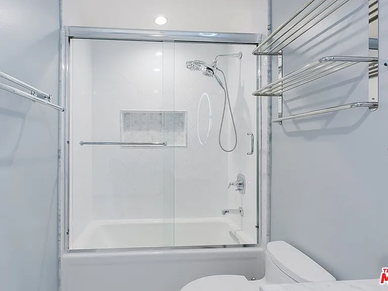 1154 S Barrington Ave #101 — Photo 4