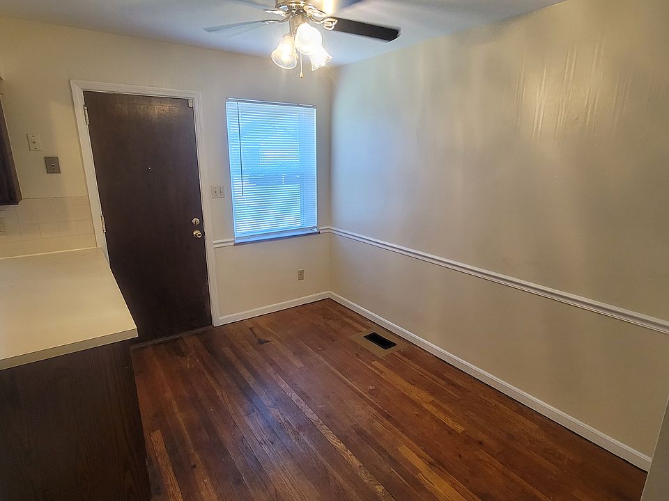 Separate eating area (next to Kitchen)