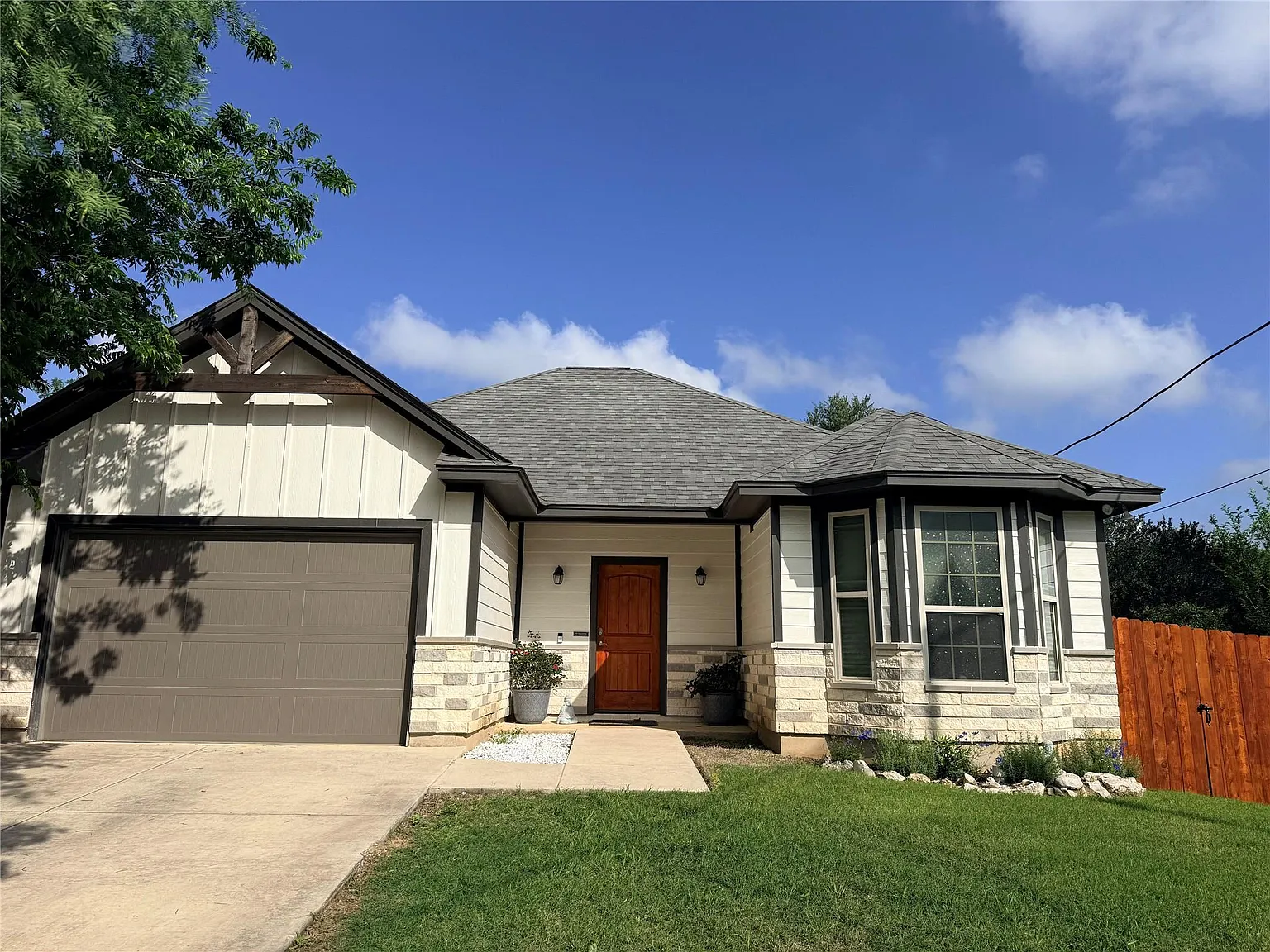 3 bed, 2.0 bath, 1293 sqft, $2,850 — Photo 1