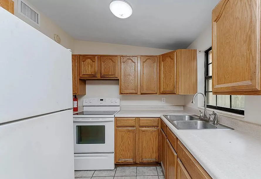 7510 N Ridgeway Rd — Photo 4