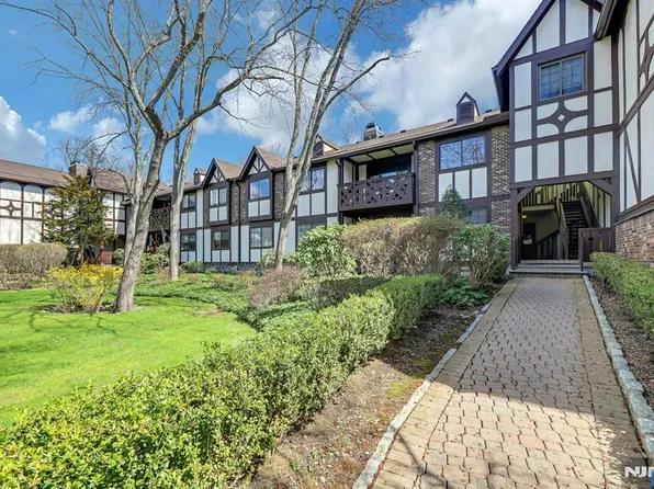 1712 Faulkner Ct, Mahwah, NJ 07430