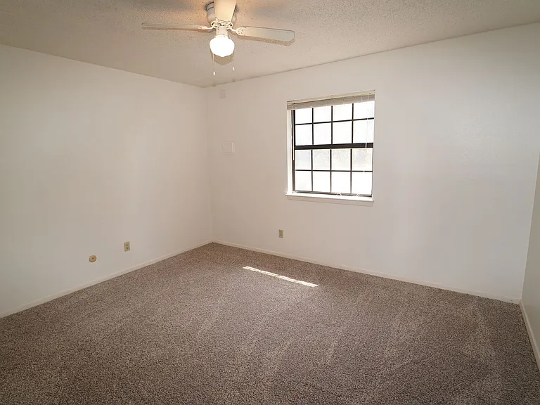 511 W Oak St #14 — Photo 9