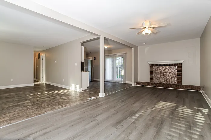 990 Sheffield Dr — Photo 2