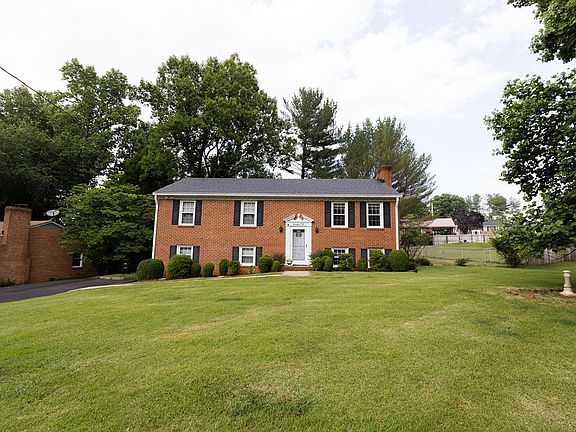 2nd image of 1702 Heritage Cir