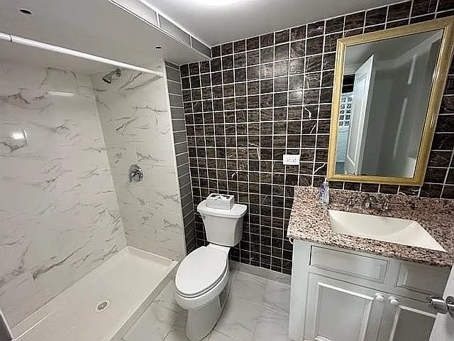 835 W Oakdale Ave #G — Photo 3