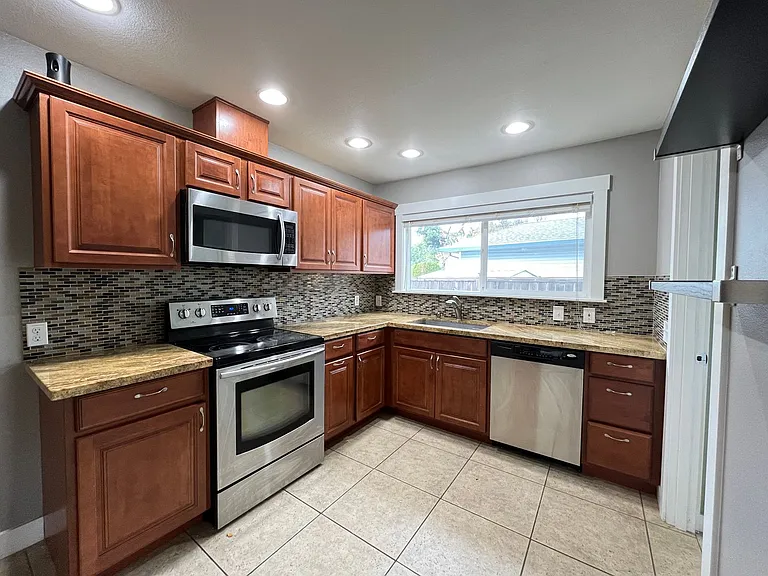 1650 Manor Dr — Photo 9