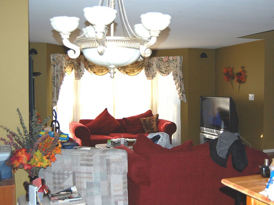 Spacious living room/dining room