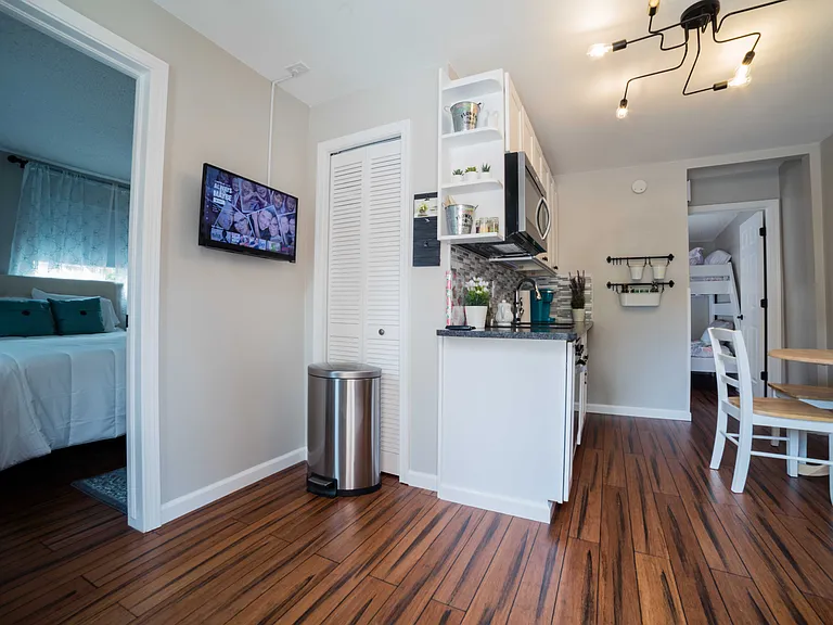 118 N Corona St — Photo 2