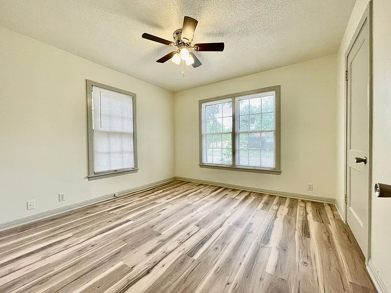 619 Barbara Dr — Photo 9