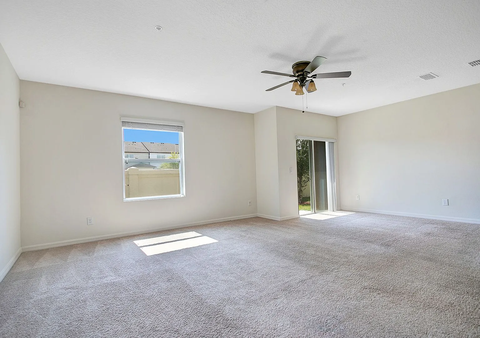 Discount Offer! Spacious 3-Bdrm Townhome With 2-Car Garage In Gated Community — Photo 4