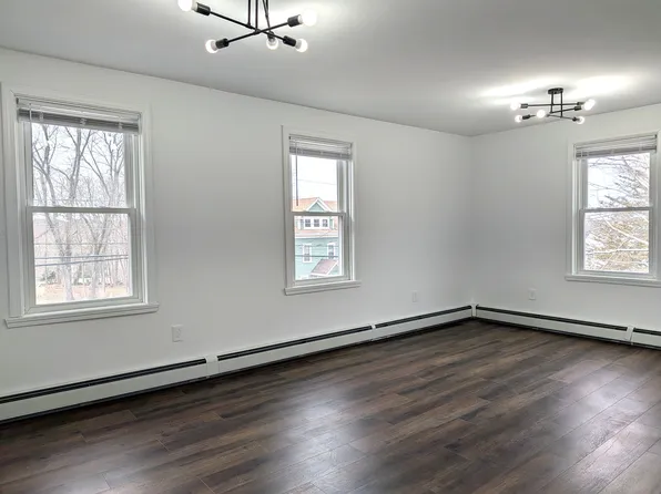 40 E Greenwich Ave, West Warwick, RI