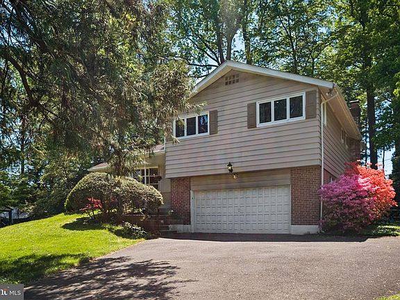 4th image of 1076 Devon Rd