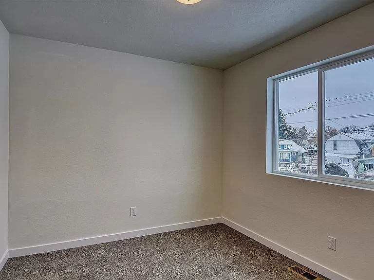 1211 N Cannon St — Photo 5