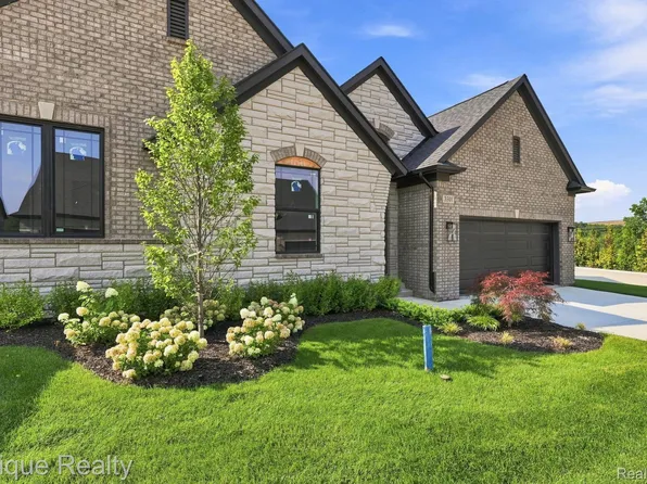 3301 Cornerstone Dr #73, Lake Orion, MI 48360