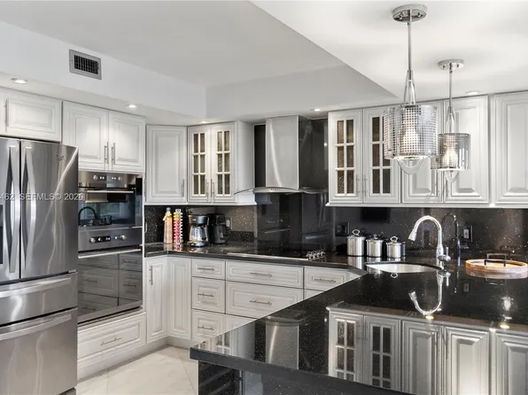 300 Diplomat Pkwy APT 517, Hallandale, FL 33009