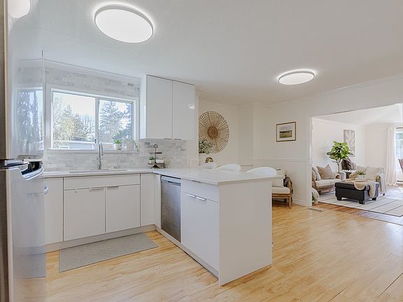 3rd image of 20180 Wanstead St