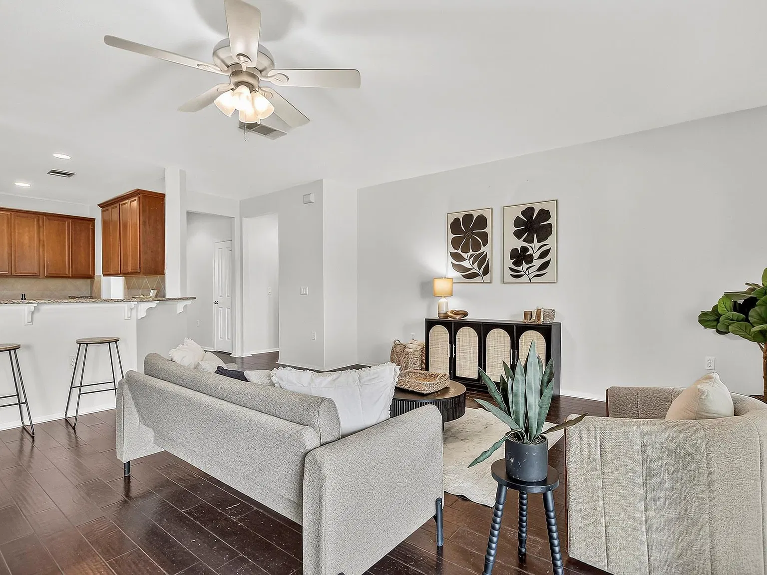 3 bed, 3.5 bath, 2581 sqft, $2,900 — Photo 4