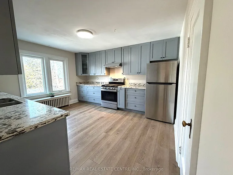 218 Weber St E — Photo 5