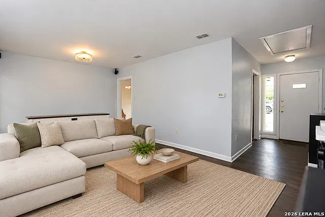 3 bed, 1.0 bath, 1738 sqft, $1,800 — Photo 3