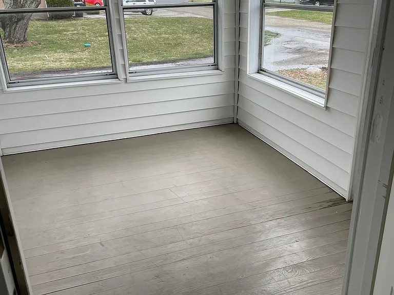 220 W Willow St — Photo 2