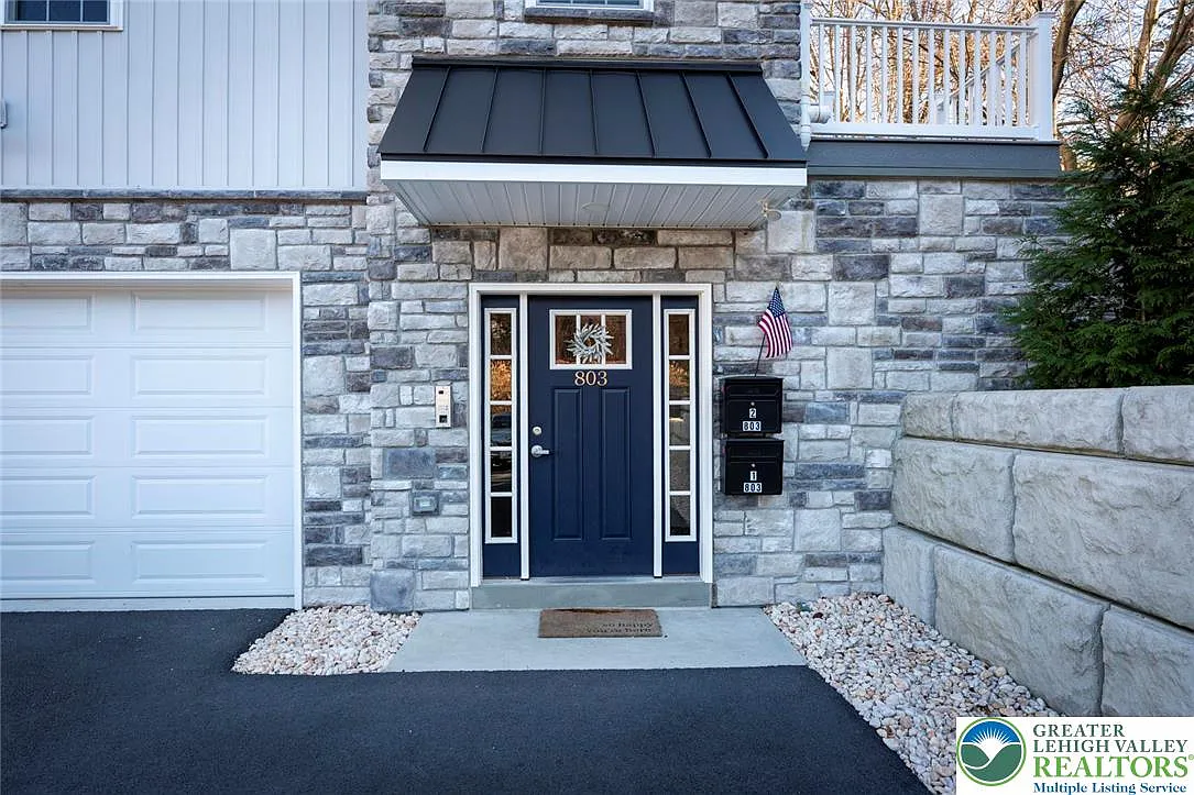 3 bed, 3.0 bath, 1800 sqft, $2,950 — Photo 3