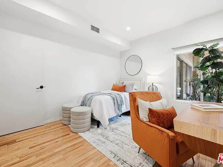 612 S Barrington Ave #213 — Photo 14