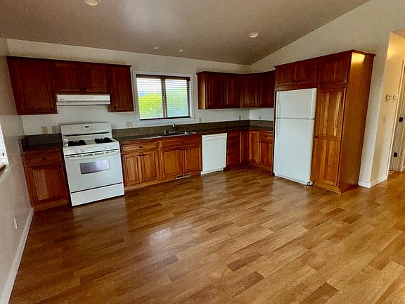 Spacious kitchen (2nd floor)