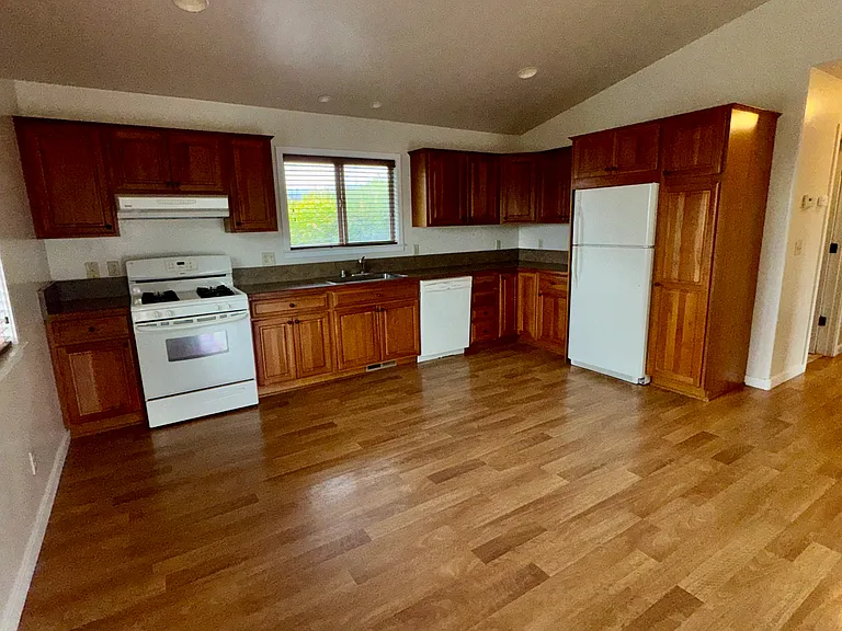 Spacious kitchen (2nd floor)