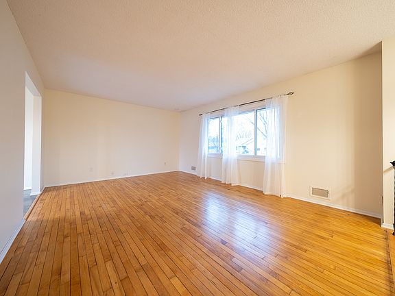 2nd image of 500 Manor Dr NE