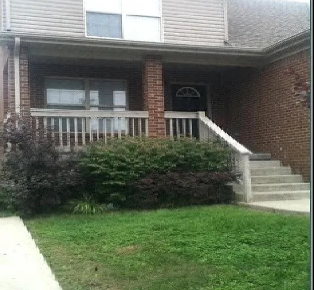 558 Hampton Way — Photo 2