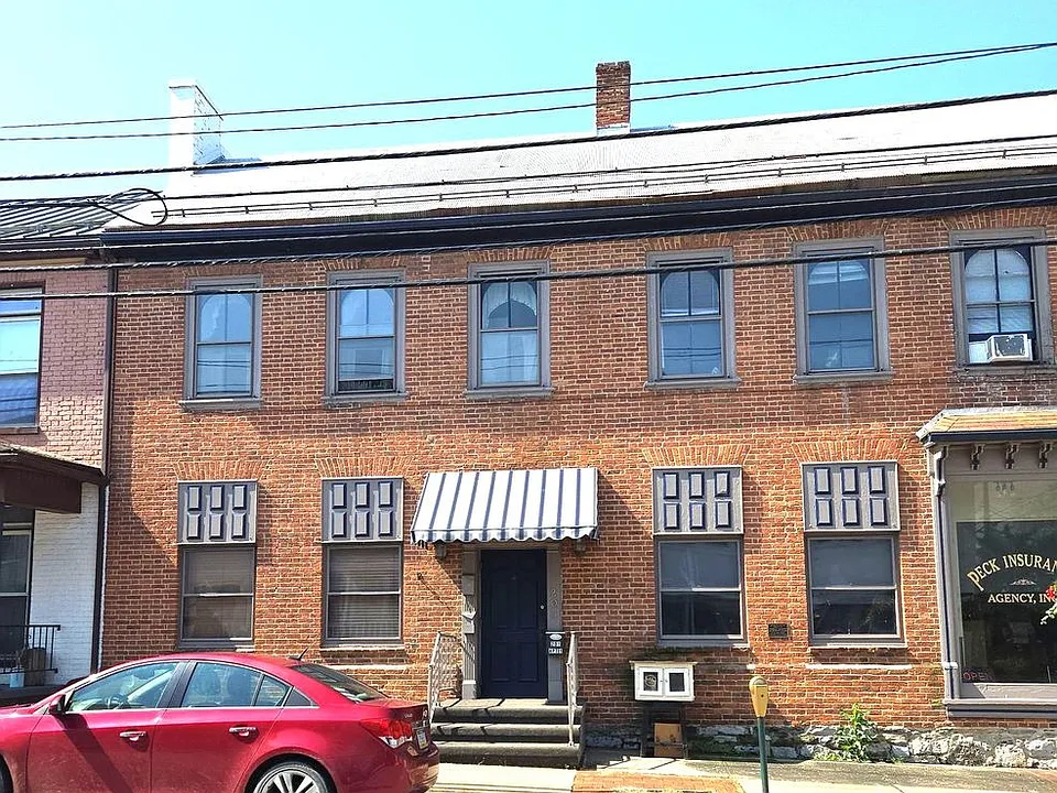 203 Lincoln Way E